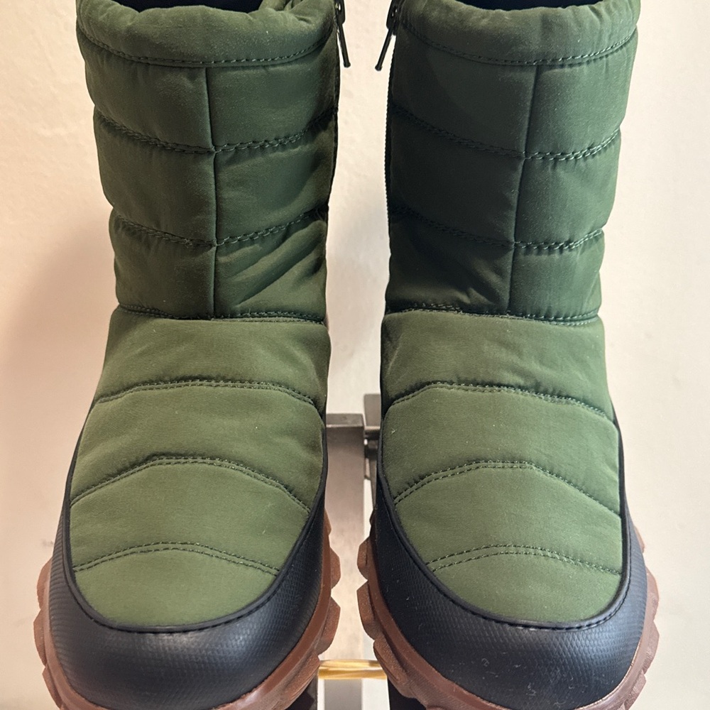 Bogs cedar Quilted Waterproof Green Boots Women’s size 8 new - Picture 3 of 10